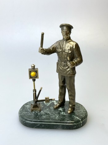 Статуэтка "Железнодорожник", бронза, змеевик