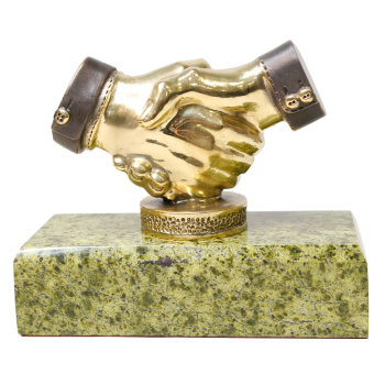Статуэтка "Деловое рукопожатие" из бронзы и змеевика (Златоуст, 17 х 15 х 8 см)