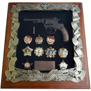 Настенное панно с револьвером Наган и наградами СССР