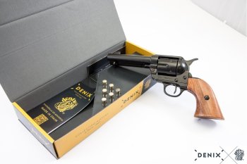 Модель Револьвера Кольт 45 калибра с патронами