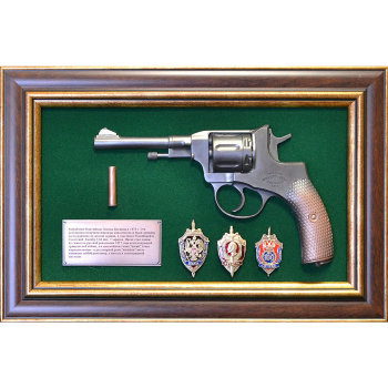 Настенное панно с пистолетом Наган и знаками ФСБ в подарочном футляре