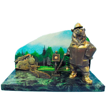 Статуэтка "Медведь-железнодорожник" из бронзы и змеевика