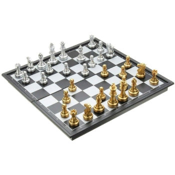 Магнитные шахматы с фигурами золотого и серебристого цвета