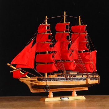 Модель корабля с алыми парусами (44 х 39 х 7 см)
