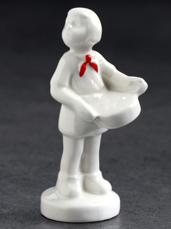 Фигурка "Пионерка" из фарфора (10 см)