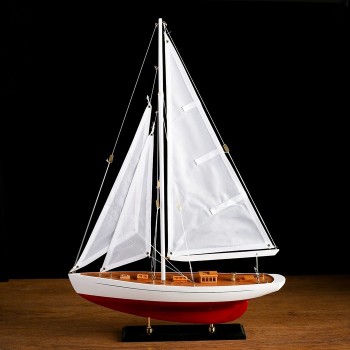 Модель яхты с красно-белым бортом (60 х 42 х 9 см)