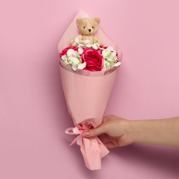 Букет из игрушек "Мишка с розами"
