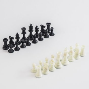 Шахматные фигуры из пластика (король 7,5 см, пешка 3,5 см)