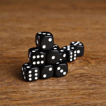 Игральный кубик из пластика чёрного цвета (1,5 х 1,5 см)