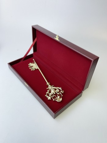 Сувенирный ключ в футляре, латунь (31 см)