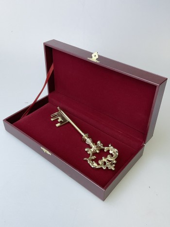 Сувенирный ключ в футляре, латунь (24 см)