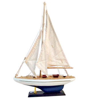 Модель яхты со светлыми парусами (43 х 30 х 6 см)
