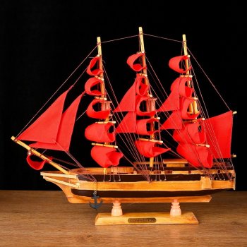 Модель корабля с алыми парусами (45 х 41 х 9 см) / Санкт-Петербург